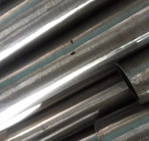 不锈钢管抛光分为不锈钢管电解抛光与机械抛光。